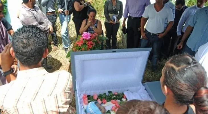 Sepultan a joven muerta tras "lanzarse" de autobús