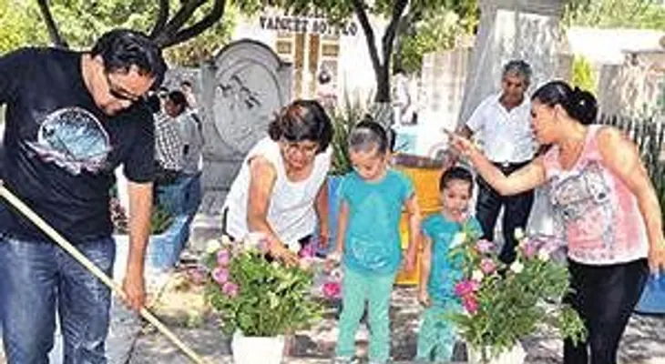 Limpían tumbas de sus padres