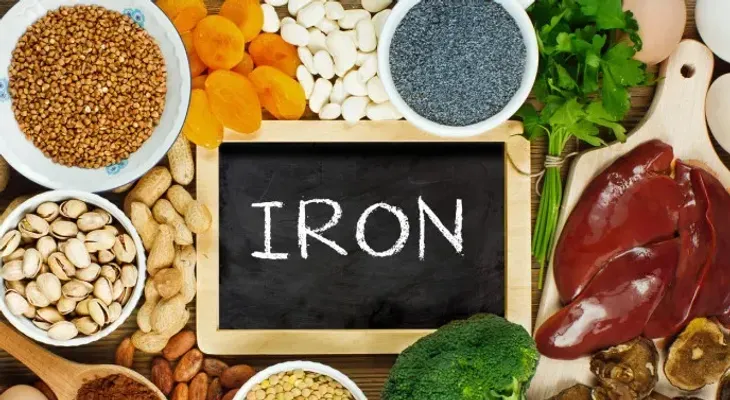Carnes magras, mariscos, aves; espinacas y frutos secos, alimentos para obtener hierro y evitar la anemia