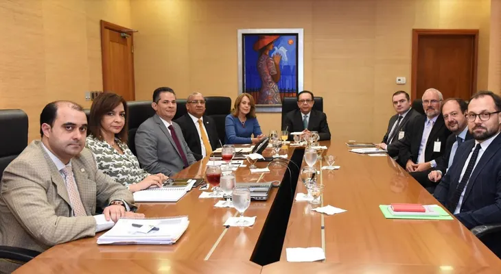 Valdez Albizu recibe al Jefe del Servicio Regional del Tesoro Francés para América Latina y el Caribe