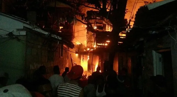 Un muerto y 60 viviendas afectadas por incendio en Santiago
