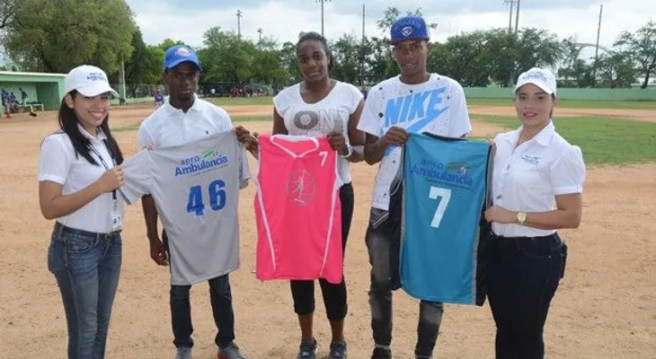 Donan uniformes a jugadores  de Haina y SDE