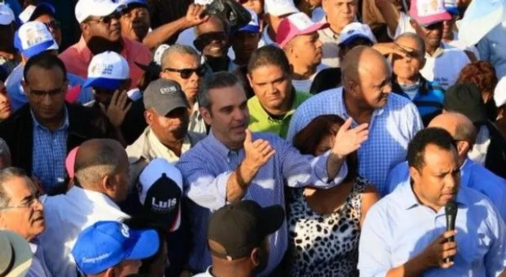 Abinader reitera llamado de debate a Danilo; seguidores lo reciben a Abinaen el AILA 