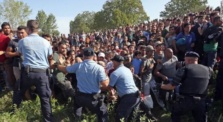 Croacia cierra pasos fronterizos con Serbia y dice que está al límite de sus capacidades