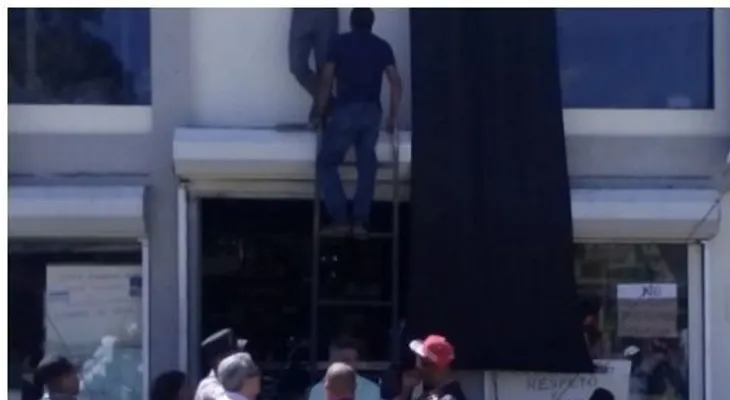 Ingeniero se "crucifica" ante elevado de Cienfuegos