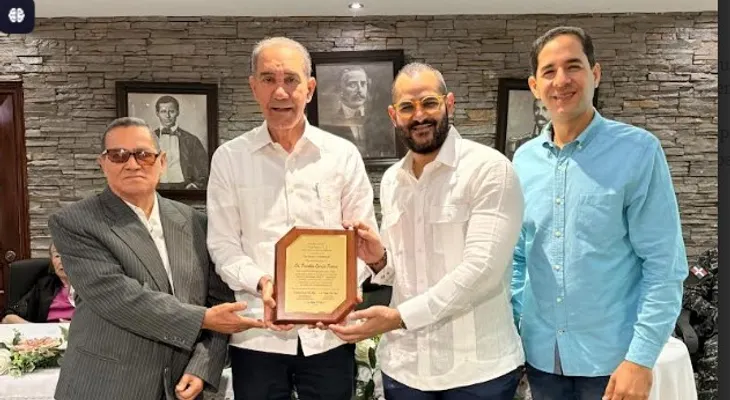 Ministro García Fermín recibe premio a la "Excelencia Ciudadana"
