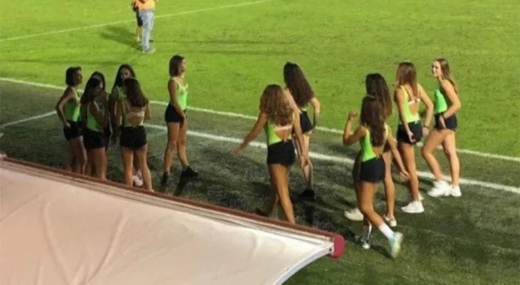 Un club de fútbol en Italia puso a jugadoras de vóley sub-16 a recoger pelotas en minishorts