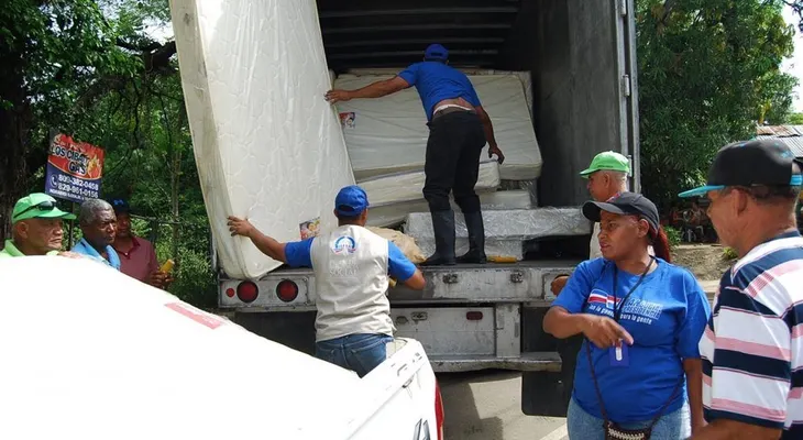 Gobierno lleva artículos a familias afectadas por huracán María en SFM y Santiago Rodríguez