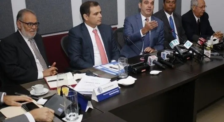 Abinader plantea cambio modelo económico a representantes de Cámaras de Comercio