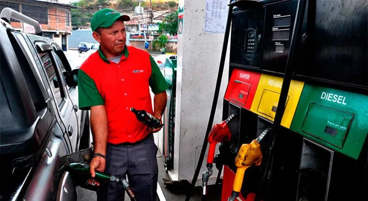 Rebajan tres pesos al precio gasolina premiun y la regular; congelan el GLP