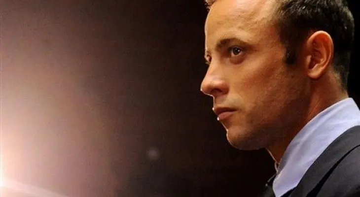 Pistorius dice que sigue llorando a su novia, a quien mató