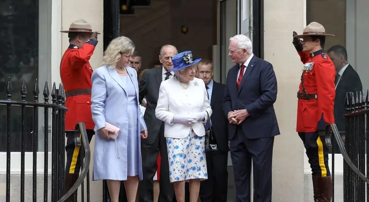 Gobernador de Canadá rompe el protocolo real con la reina Isabel II
