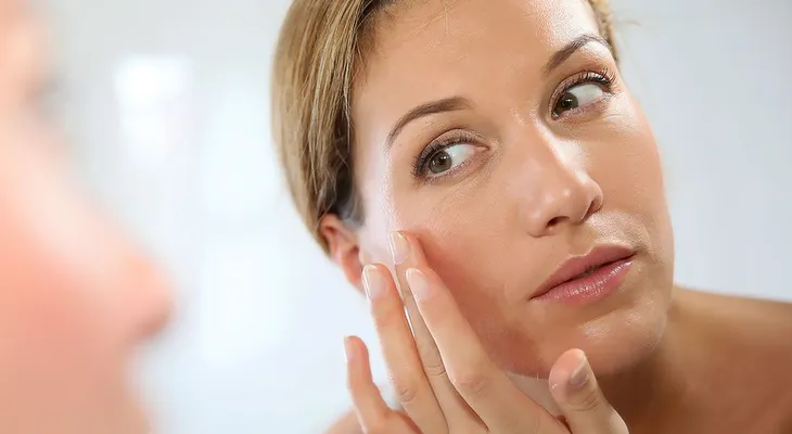 Cuatro remedios naturales con miel para atenuar las arrugas
