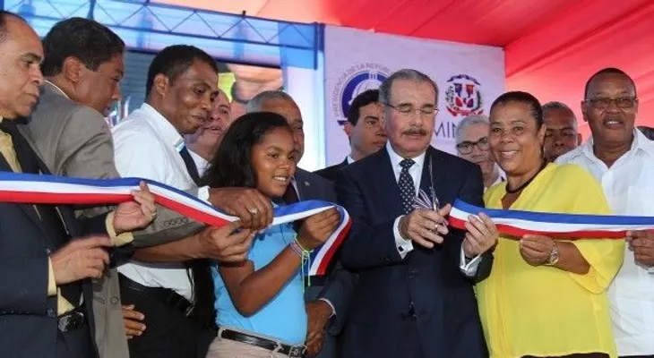 Presidente Medina entrega Liceo remozado en Vicente Noble