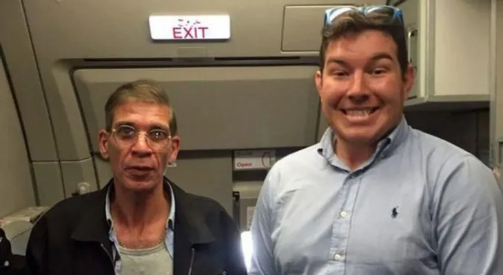 Hombre se tira selfie con secuestrador del avión Egypt Air