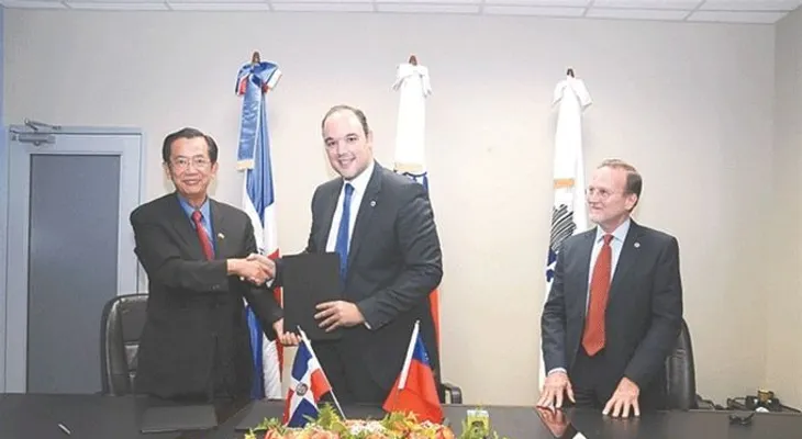 Taiwán dona US$10,000 para la Semana Pymes; Ministro de Industria recibe fondos