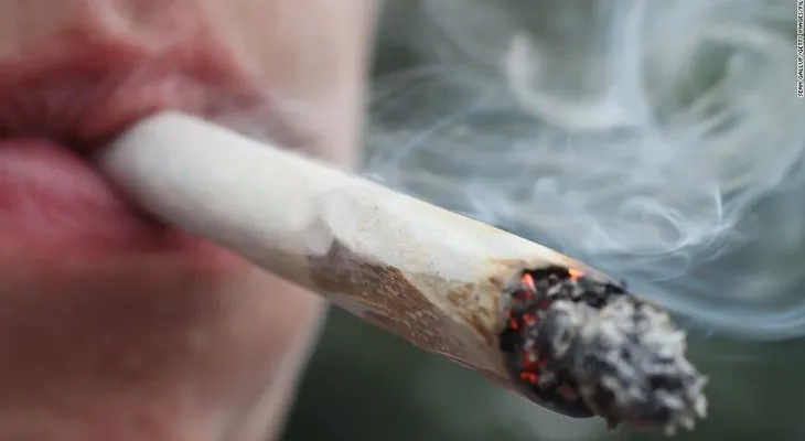 Por qué la marihuana te puede destruir la sonrisa