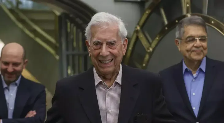 Vargas Llosa recibe el alta y "ya está recuperado" de la covid-19