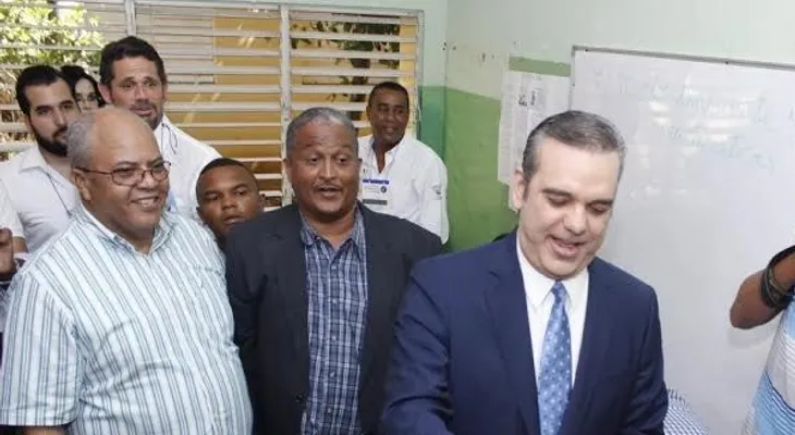 Luis Abinader llama delegados PRM permanecer en sus colegios defendiendo la voluntad del pueblo