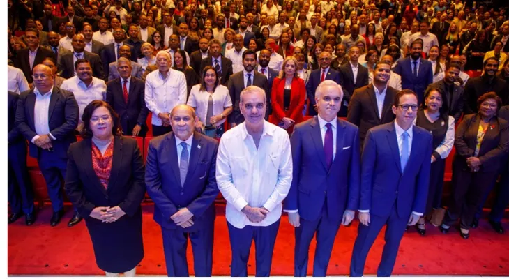 Abinader recibe informe sobre el futuro de la educación