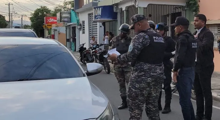 Podrían castigar con hasta 1 año de prisión a agentes que impidan grabar un arresto en RD
