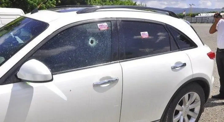 Un hombre celoso le entra a tiros a la yipeta de su mujer 