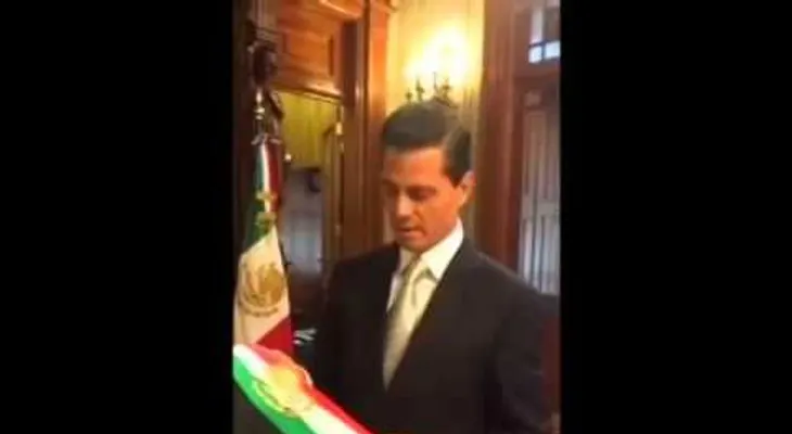 Enrique Peña Nieto deja caer la banda presidencial y recibe la burlas 