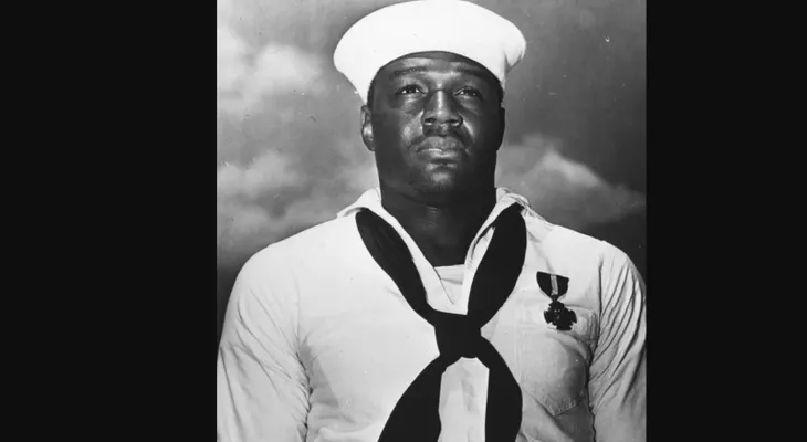 Marina de EE.UU. evalúa renombrar portaviones que honraría a héroe negro de Pearl Harbor, según fuentes