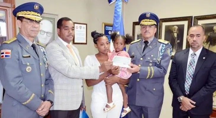 Entrega RD$700 mil a familia de raso ultimado en barrio Capotillo
