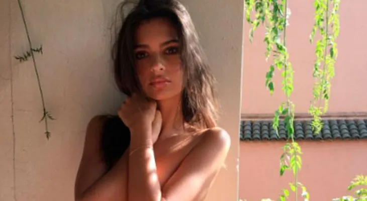 Emily Ratajkowski con topless y mensaje feminista revoluciona las redes sociales