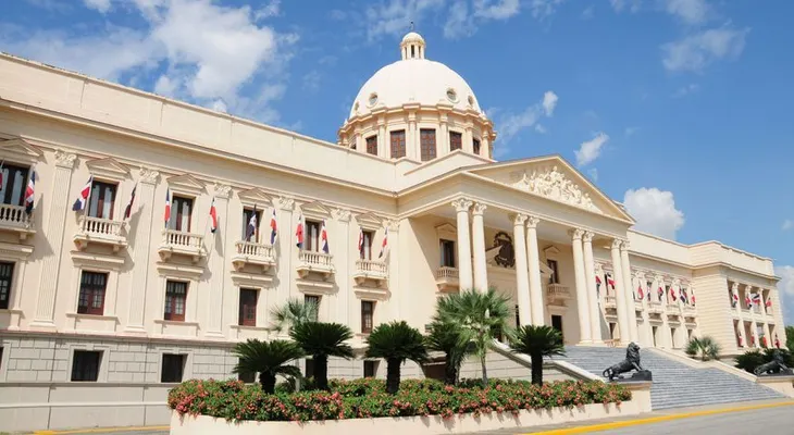 Fitch Ratings mejora calificación de RD y prevé crecimiento de 6,2% 
