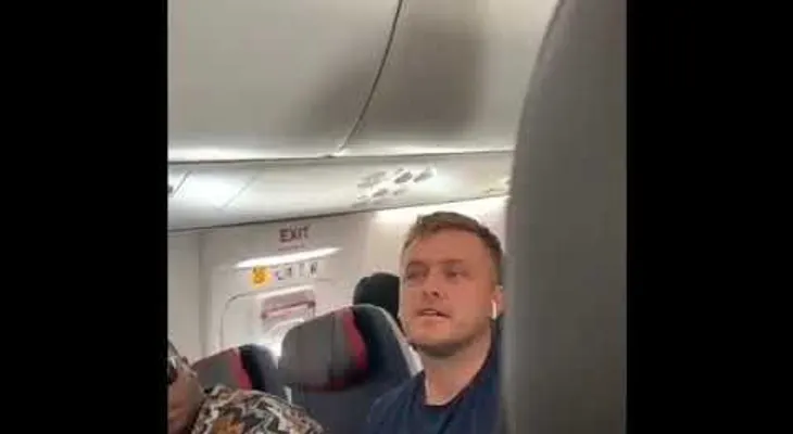 Su novia se puso furiosa y lo golpeó porque estaba mirando mujeres, durante un vuelo