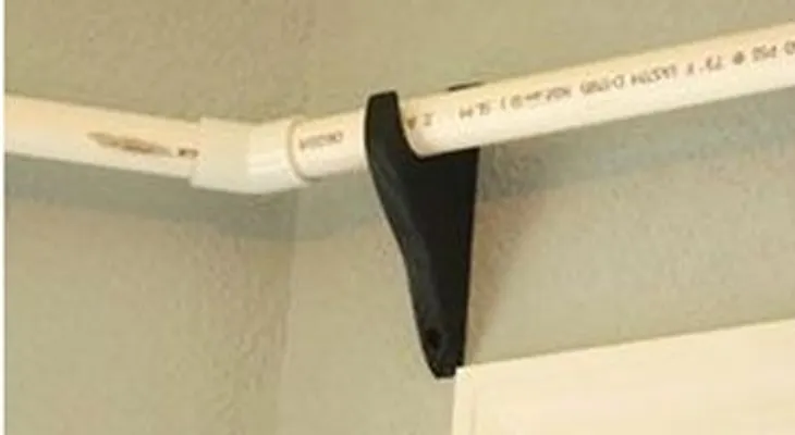 Ella cuelga tubos en el pasillo y usa un aerosol de pintura? ¿El resultado final? ¡LINDISIMO!