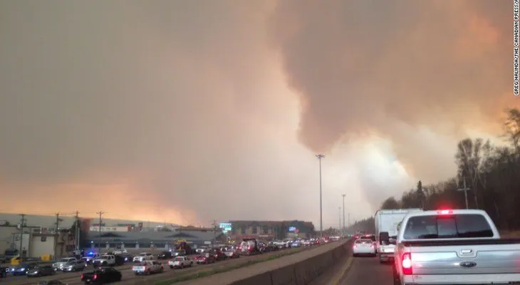 Un incendio forestal obliga a evacuar a toda una ciudad en Canadá