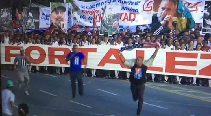 Detienen opositor cubano irrumpió con bandera EEUU en un desfile encabezado por Raúl Castro 