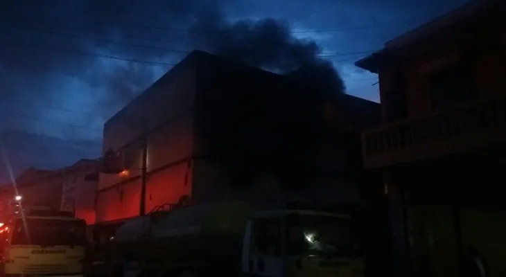 Bomberos buscaban sofocar fuego en Hiper Uno