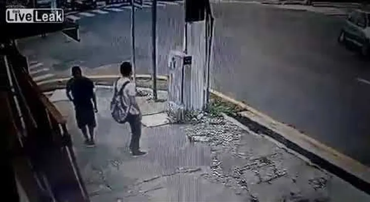 Un estudiante recibe un disparo en la cabeza al huir de un ladrón (VIDEO BRUTAL)