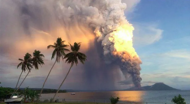 Impresionantes imágenes erupción del volcán Tavurvur en Papúa Nueva Guinea