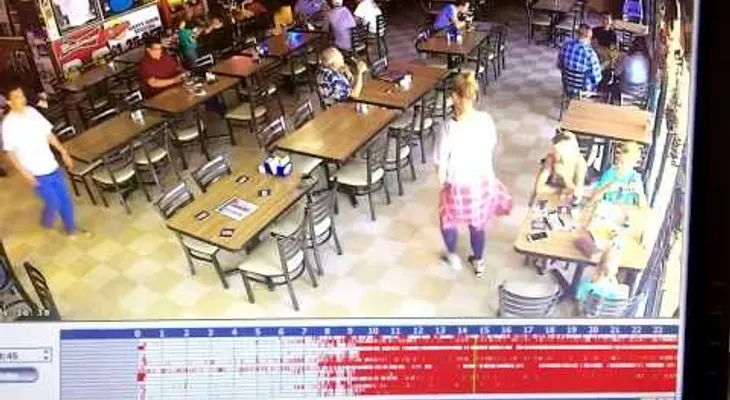Cámaras "cazan" a un "fantasma" moviendo las sillas de un restaurante