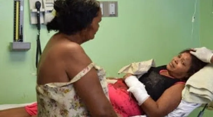 Un hombre le entra a machetazos a una mujer que no quiso ser su novia, y a otra que intervino 