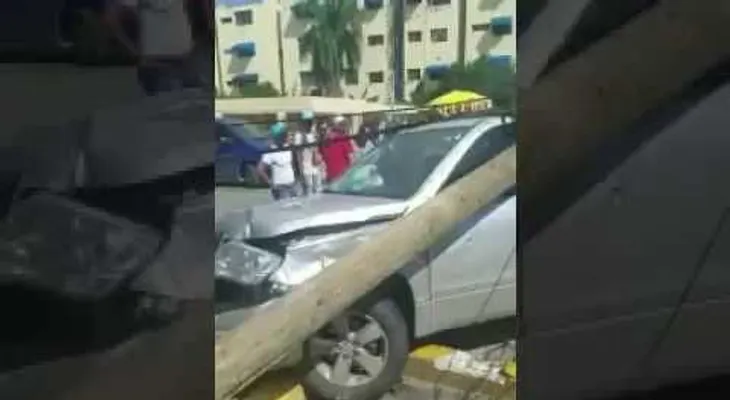 Dos jóvenes perseguidos por la PN estrellan yipeta contra un poste de luz