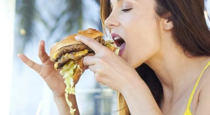 La falta de sueño aumenta deseo de comida basura y el riesgo de obesidad