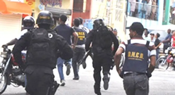 Oficial de la DNCD resulta herido en ataque a tiros en Villa Consuelo.