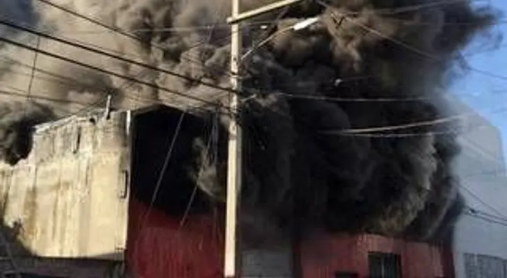 Incendio afecta varias tiendas en la avenida Duarte