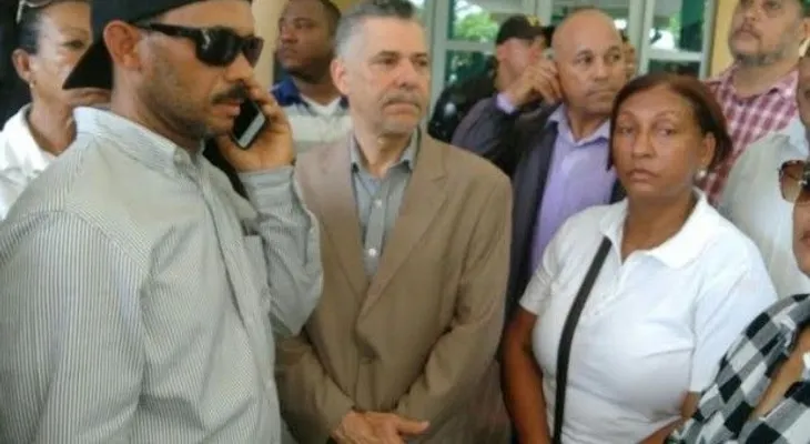 Excandidatos a alcaldes en SDE penetran a la fuerza al Tribunal Superior Electoral