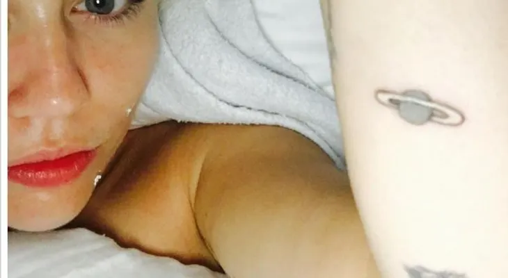 Miley Cyrus metió la pata presumiendo su nuevo tatuaje 