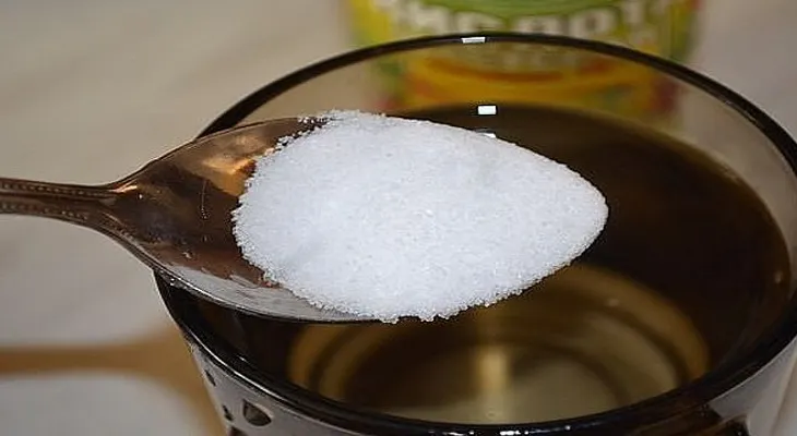 Coloqué un vaso con agua, sal y vinagre en la casa: Lo que descubrí me dejó en shock...
