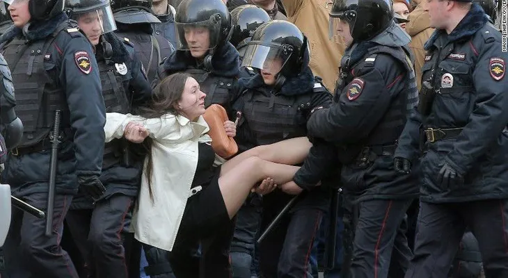 Patos, protestas y zapatillas: ¿por qué protestan los jóvenes de Rusia?