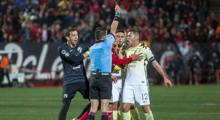 Escándalo en el fútbol mexicano: Pablo Aguilar agredió a un árbitro y le costaría un año de sanción