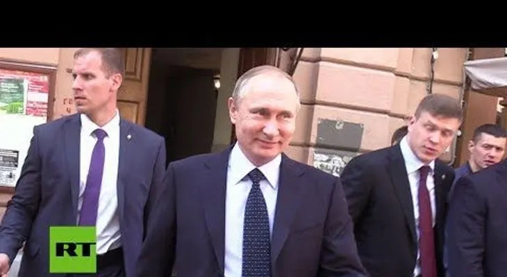 Putin fue besado por una turista en una céntrica calle de Moscú (VIDEO)